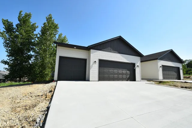 $324,900 | 2031 East 20th Street, Zumbrota, MN 55992