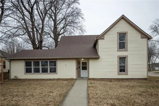 $215,000 | 214 East 13th Street, Higginsville, MO 64037