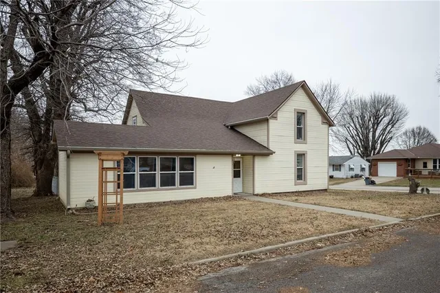 $215,000 | 214 East 13th Street, Higginsville, MO 64037