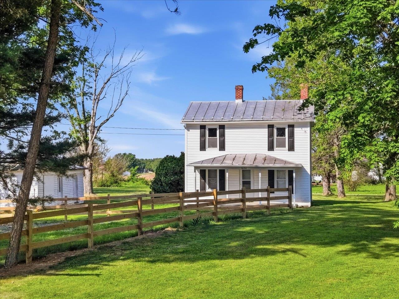 5096 Battlefield Road Harrisonburg, VA 22801 - Photo 3 of 38 a front view of a house with a garden