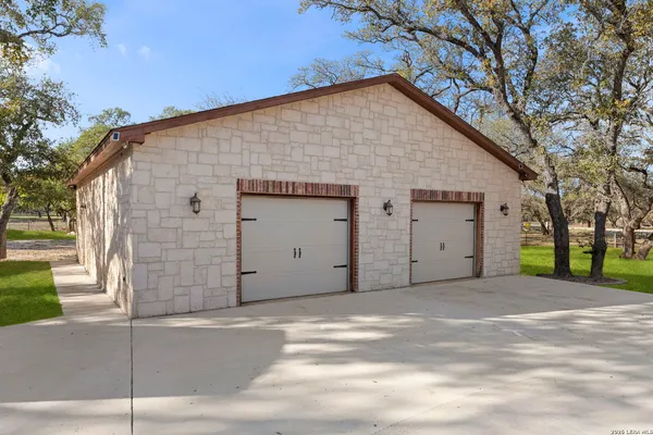 $650,000 | 141 County Road 6869, Natalia, TX 78059