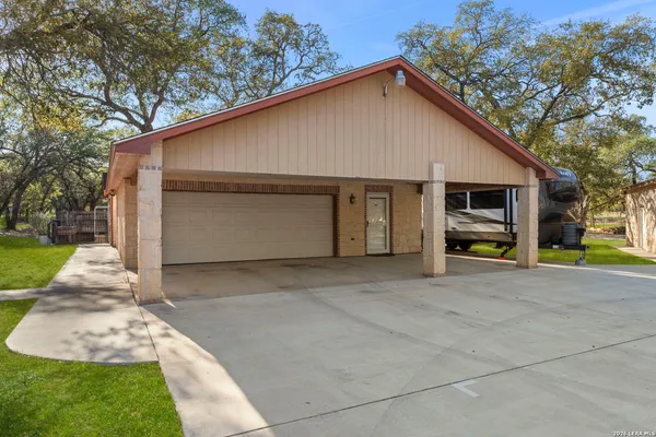 $650,000 | 141 County Road 6869, Natalia, TX 78059