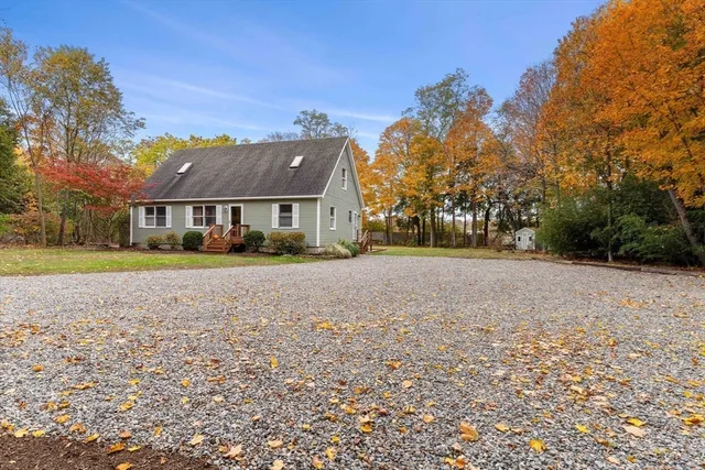 a view of house with a yard