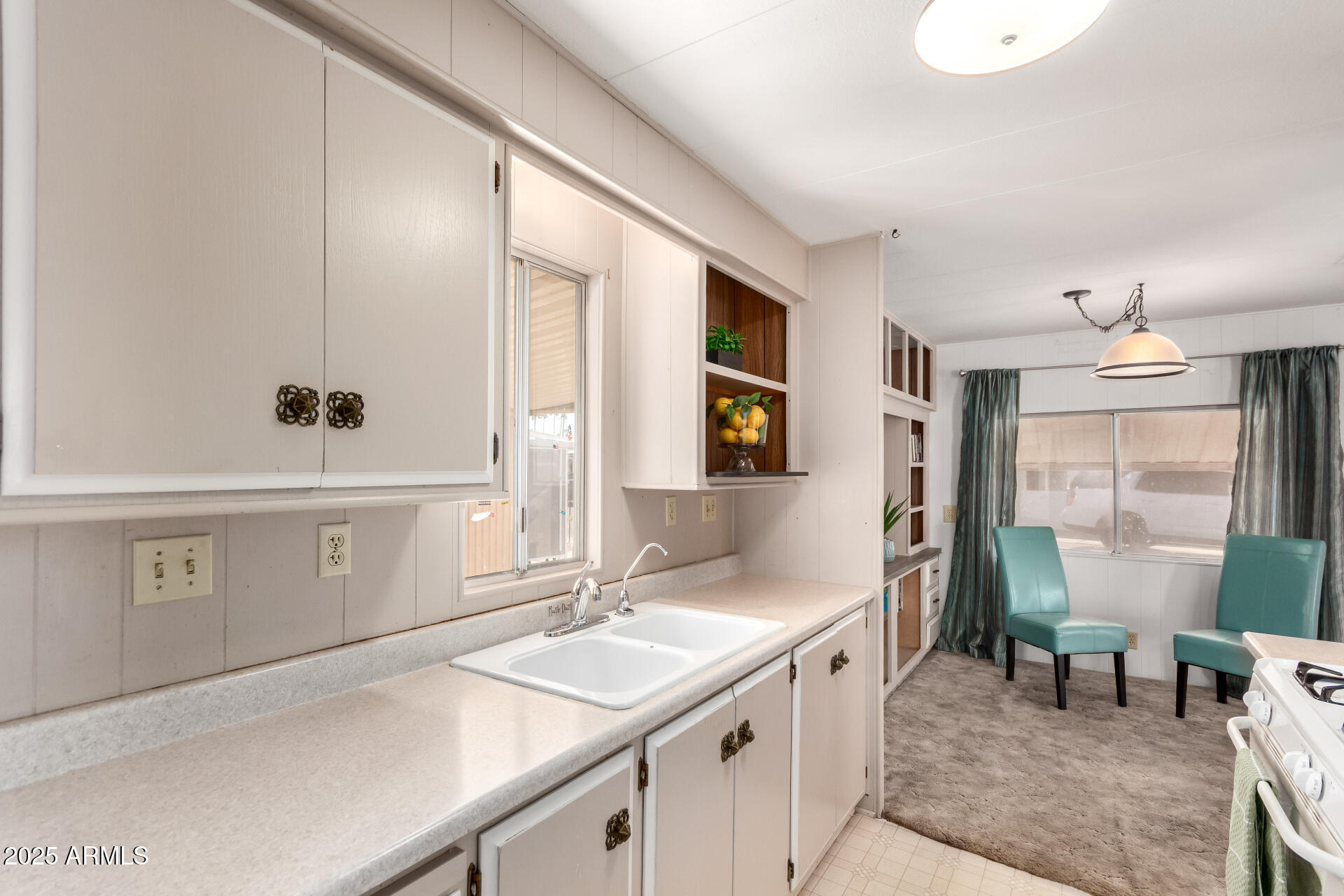 2700 East Allred Avenue, Unit R89 Mesa, AZ 85204 - Photo 11 of 28 a spacious bathroom with a double vanity sink a mirror and a bathtub