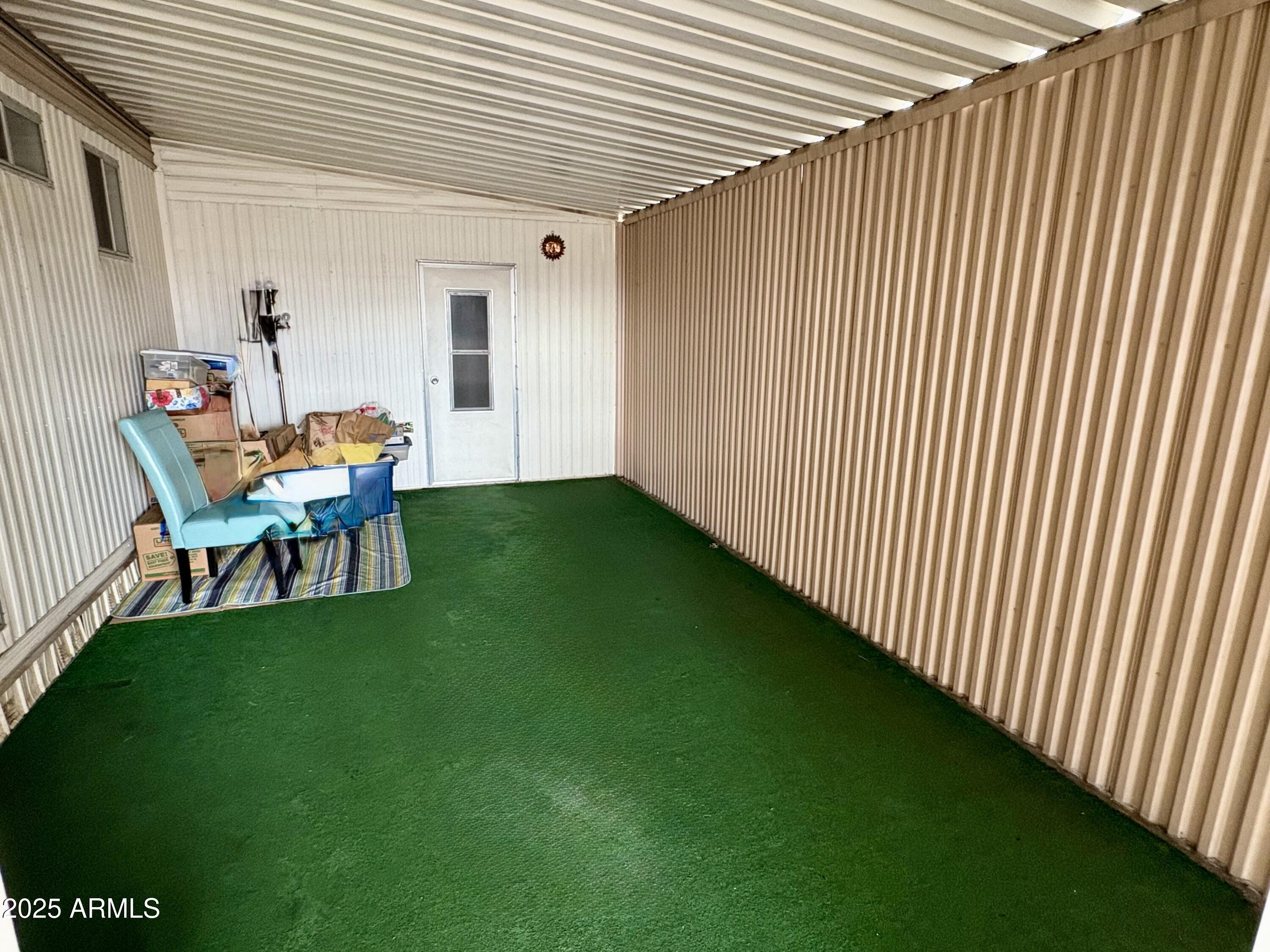 2700 East Allred Avenue, Unit R89 Mesa, AZ 85204 - Photo 19 of 28 a backyard of a house with table and chairs