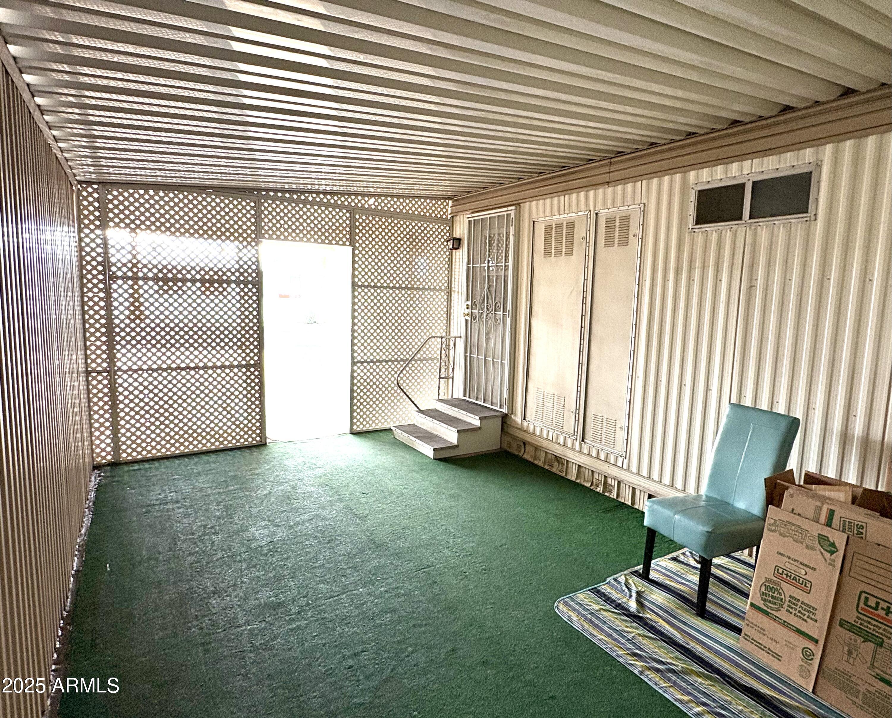 2700 East Allred Avenue, Unit R89 Mesa, AZ 85204 - Photo 20 of 28 a backyard of a house with table and chairs