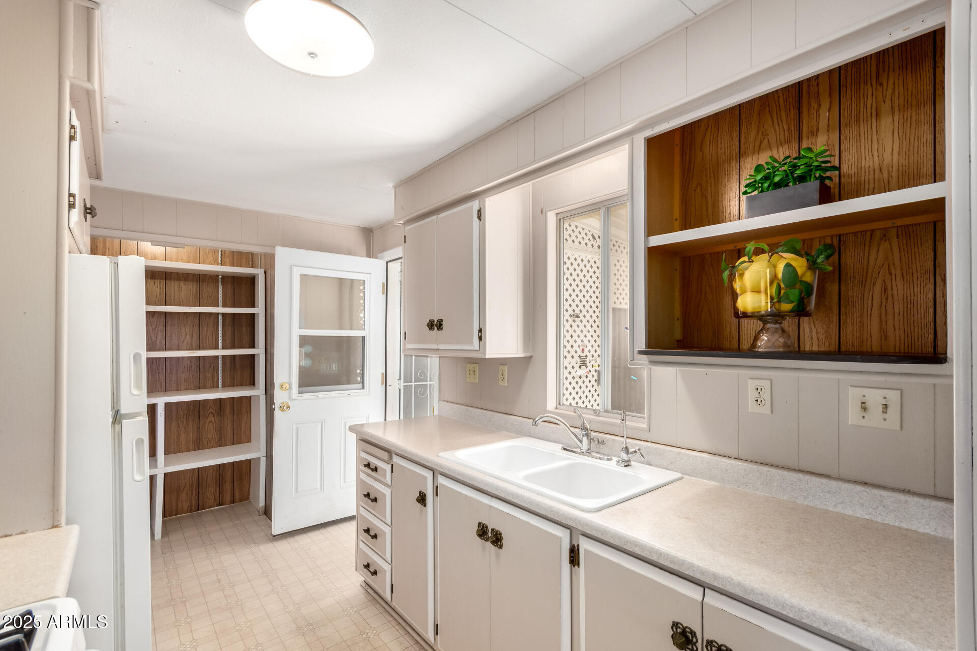 2700 East Allred Avenue, Unit R89 Mesa, AZ 85204 - Photo 8 of 28 a view of a sink a microwave and cabinets