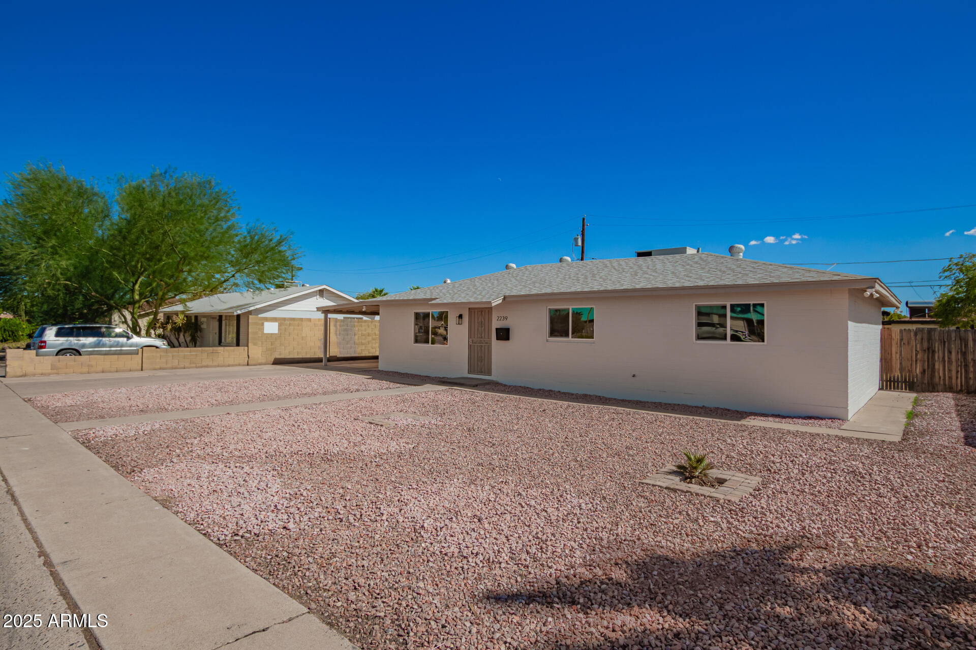 2239 West Bethany Home Road Phoenix, AZ 85015 - Photo 4 of 28 a front view of a house with a yard