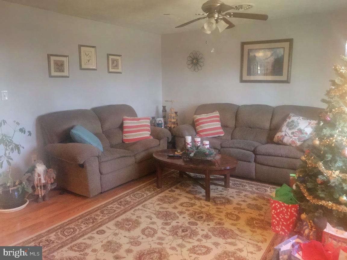 Nice size family room with ceiling fan!