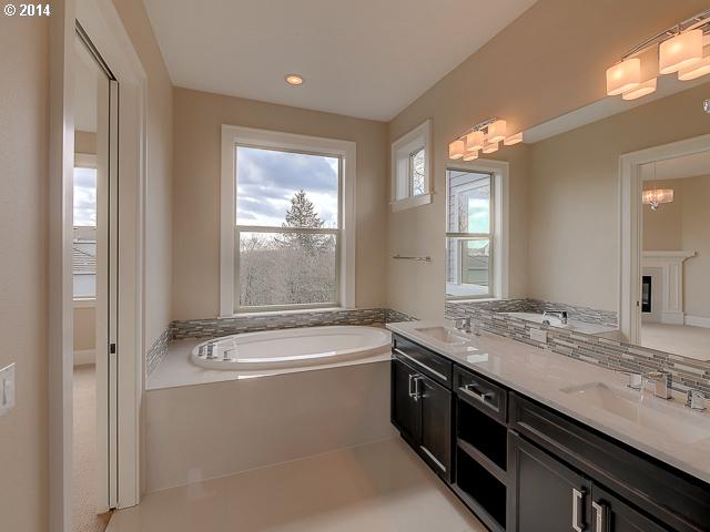 633 Northwest View Ridge Way Camas, WA 98607 - Photo 8 of 16 Bathroom, Attached