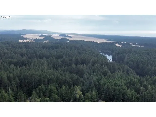 a black and white photo of a city