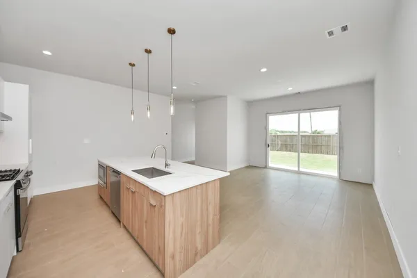 $2,300 | 3004 Ventas Drive, Unit B, Houston, TX 77047