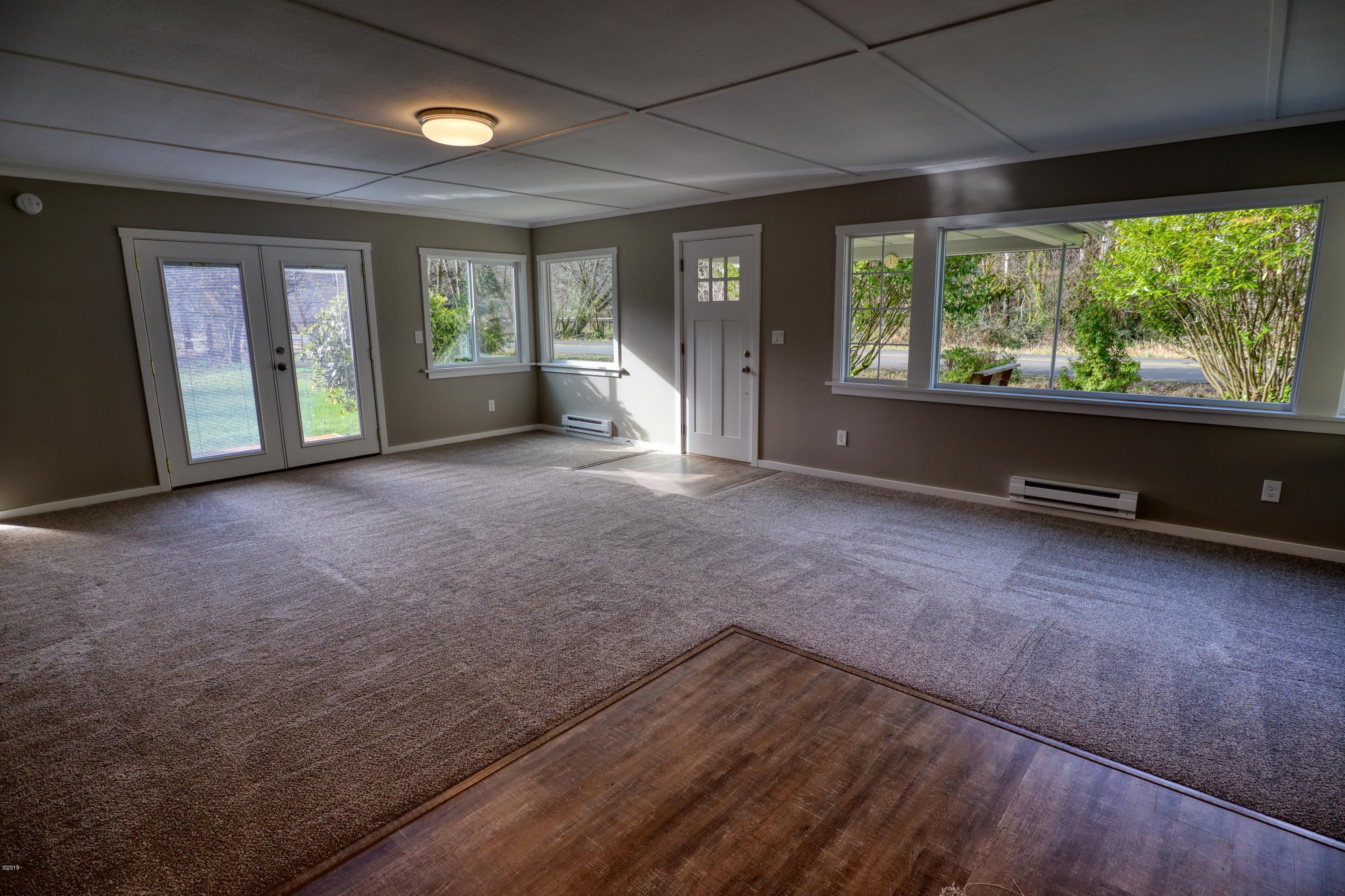 15 Yasek Loop Toledo, OR 97391 - Photo 6 of 23 Living Room