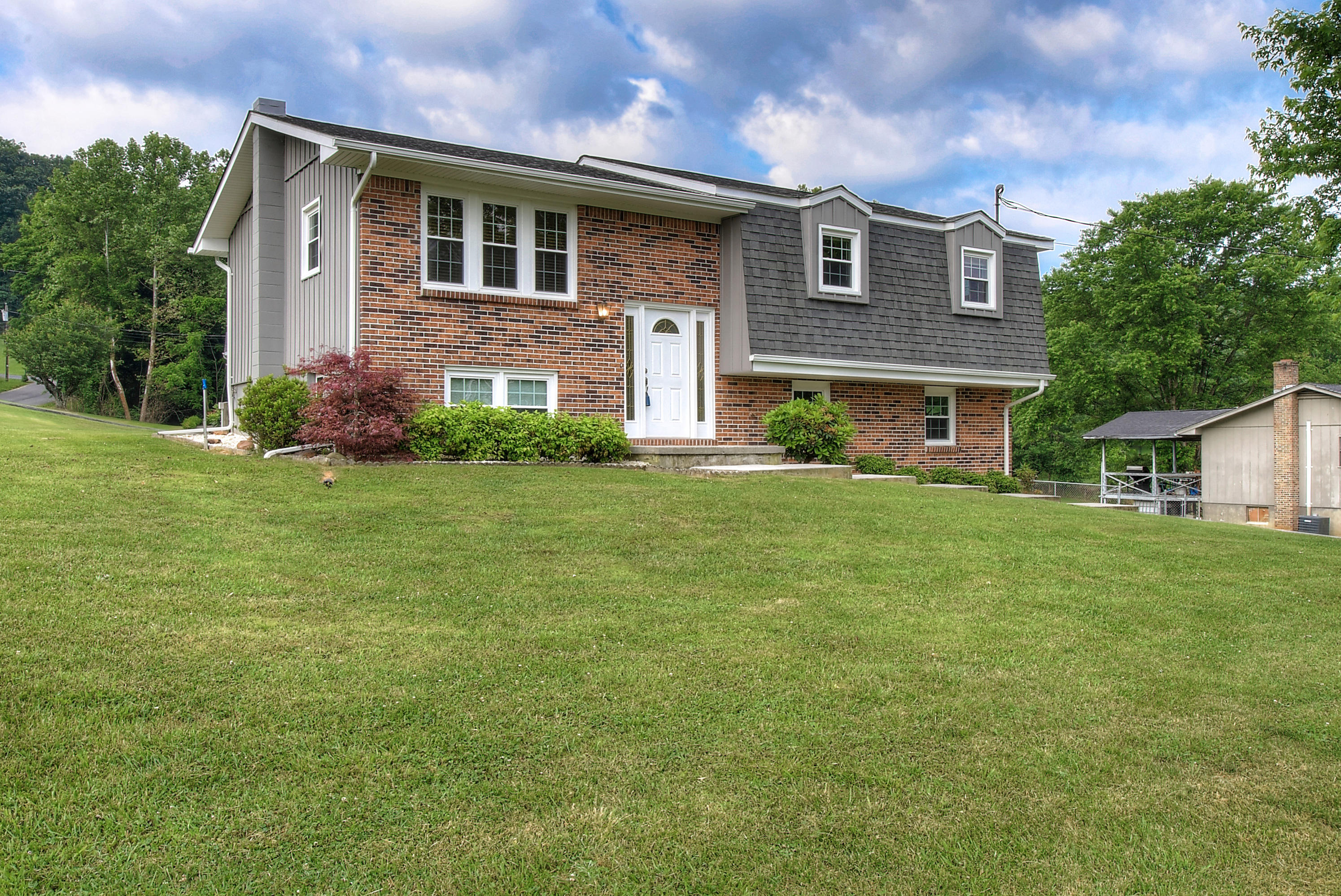 628 White Top Road Bluff City, TN 37618 - Photo 3 of 42 DSC_0007_8_9