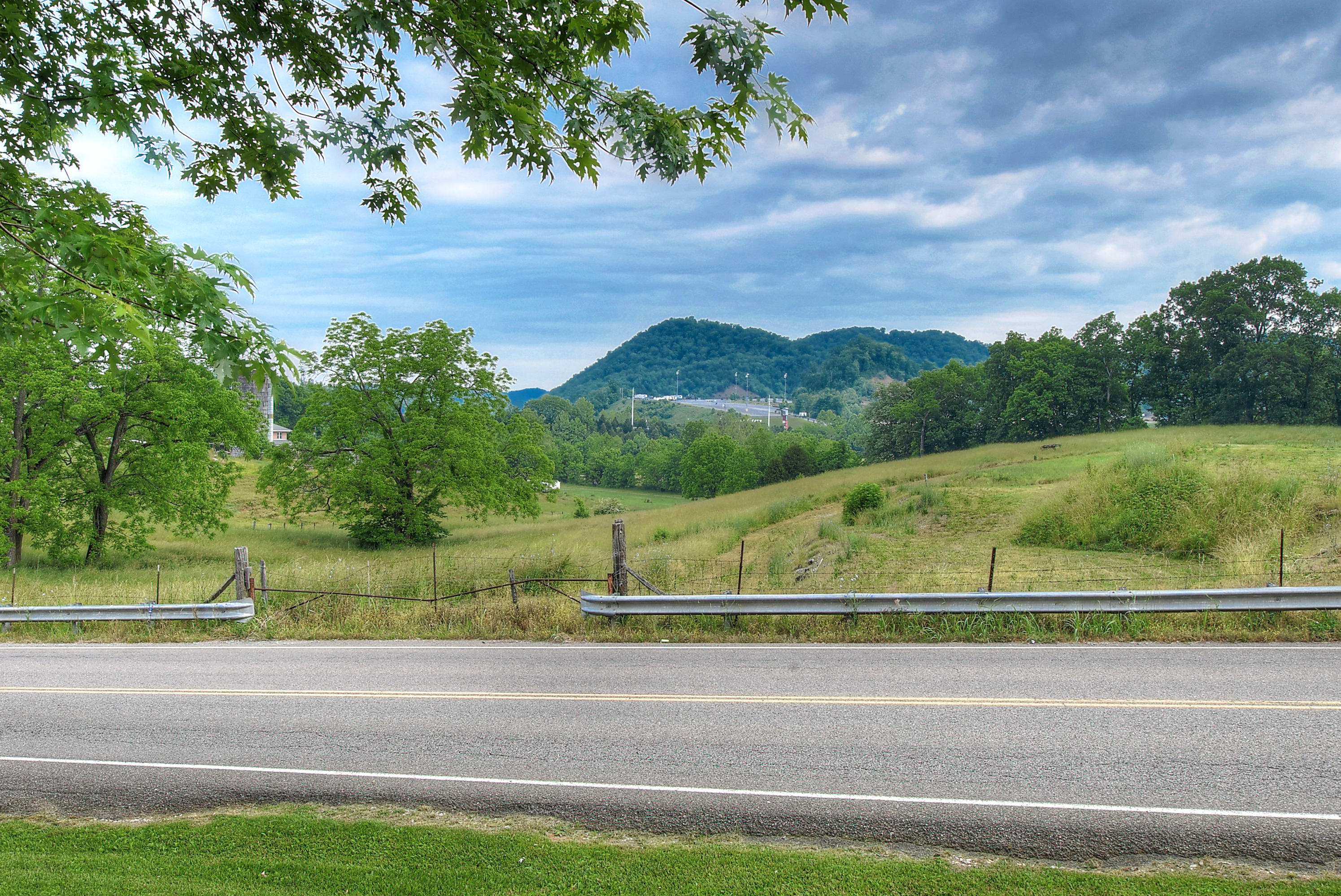 628 White Top Road Bluff City, TN 37618 - Photo 4 of 42 DSC_0010_1_2