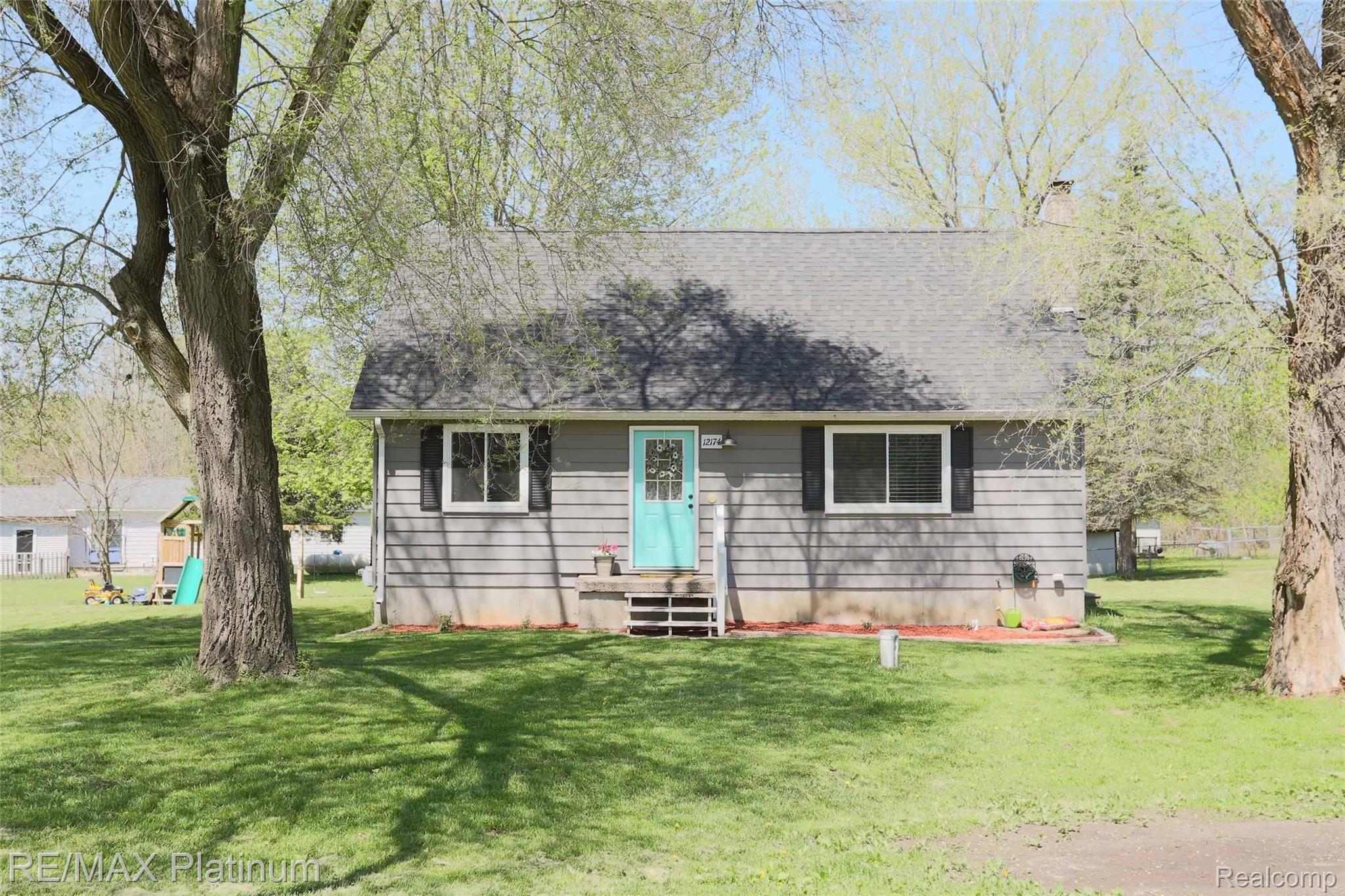 12174 Linden Road Linden, MI 48451 - Photo 3 of 19 IMG_9248.jpg