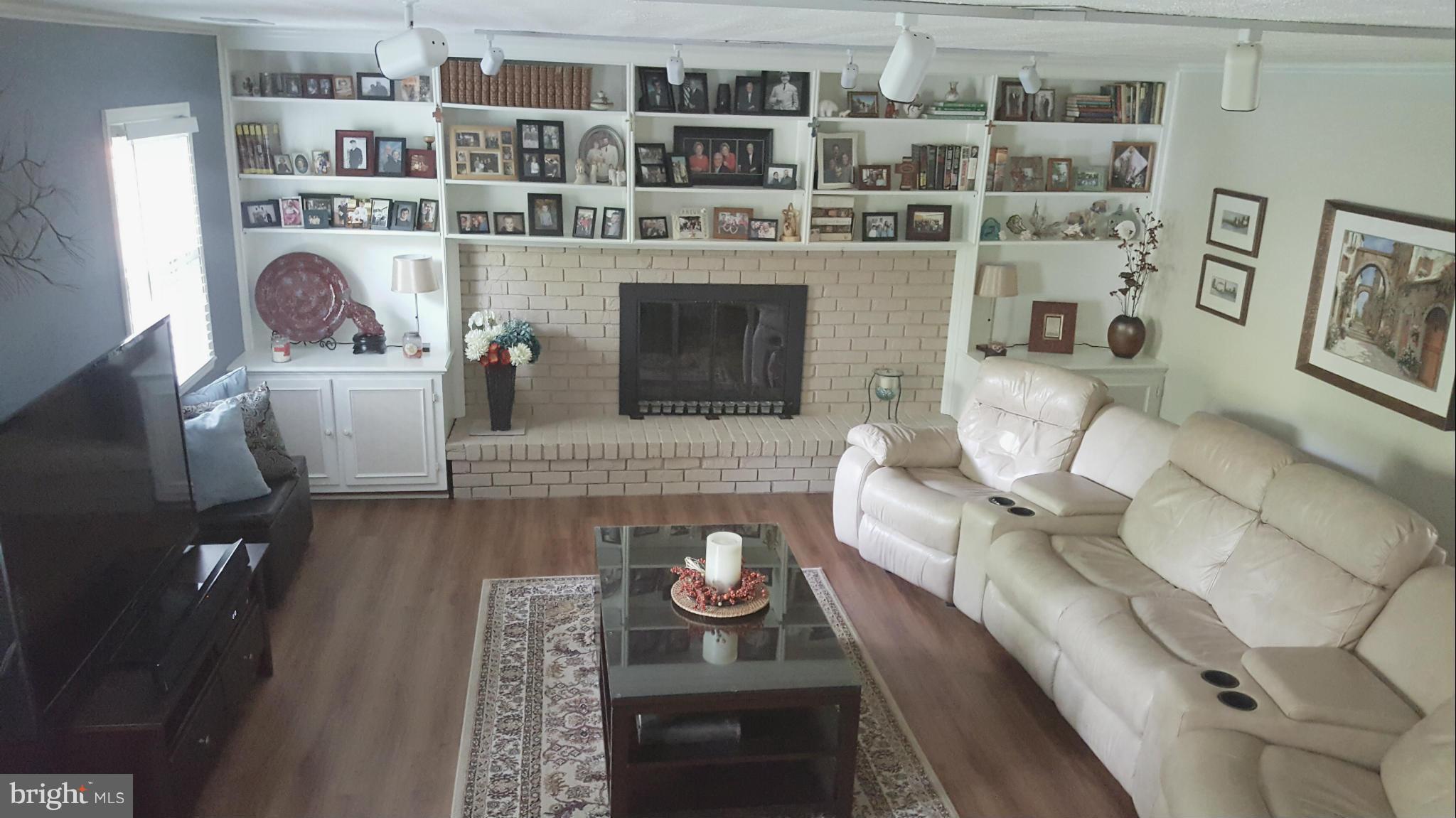 2360 Tumbletree Way Reston, VA 20191 - Photo 5 of 15 a living room with furniture and a fireplace