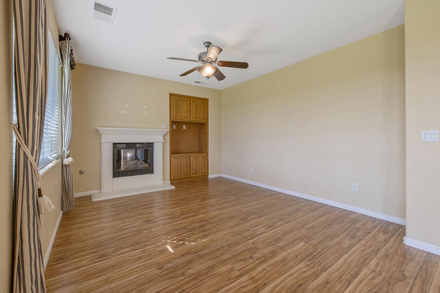 5586 East Atchison Street Fresno, CA 93727 - Photo 3 of 57