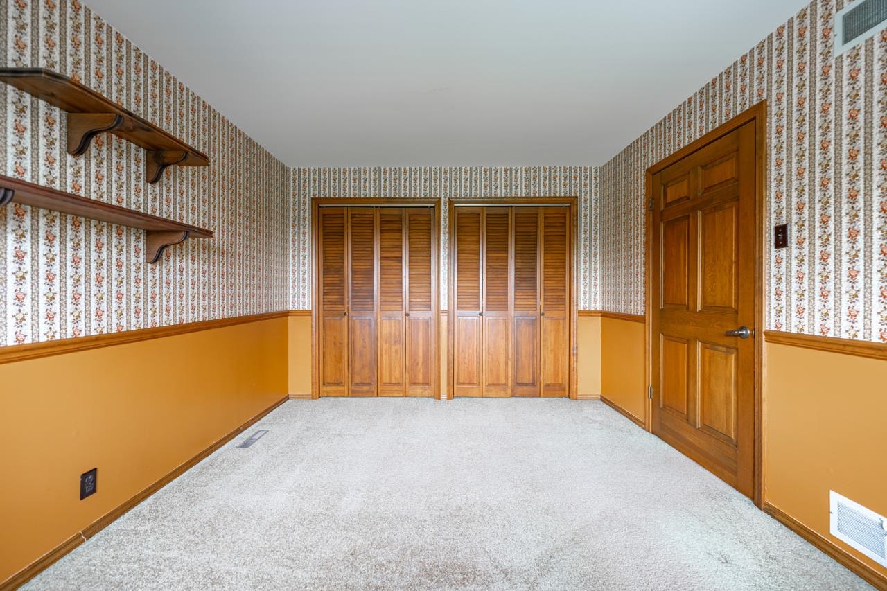 17219 Green Road Harvard, IL 60033 - Photo 23 of 44 an empty room with windows