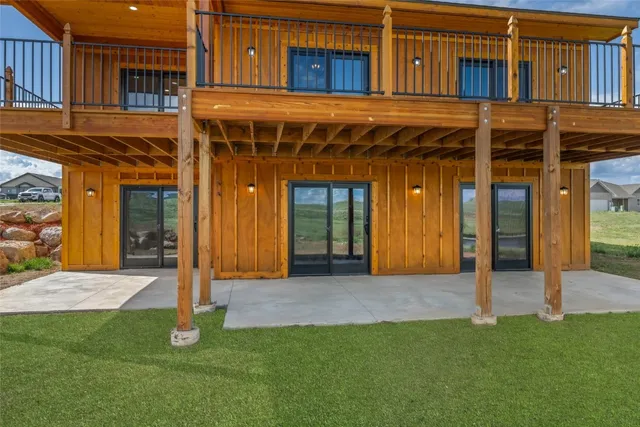 a view of a house with backyard