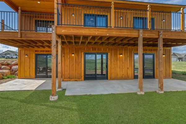 a view of a house with backyard