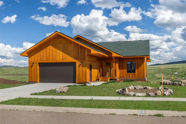 a view of a back yard of the house