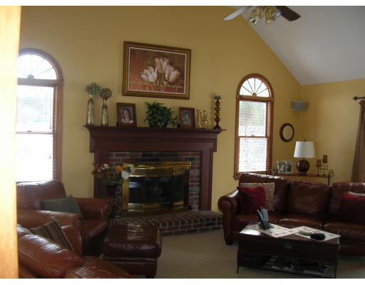19 Hunters Run Franklin, MA 02038 - Photo 3 of 10 Gallery Image 3