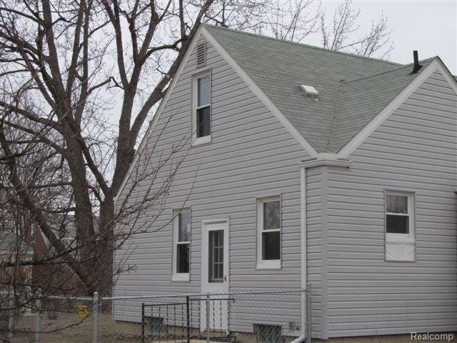 17828 Reno Street Riverview, MI 48193 - Photo 18 of 25 264-086206 left elevation.JPG