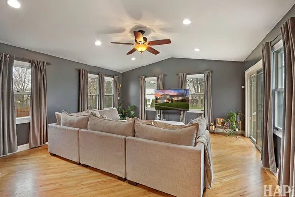 $575,000 | 725 Buffalo Circle, Carol Stream, IL 60188