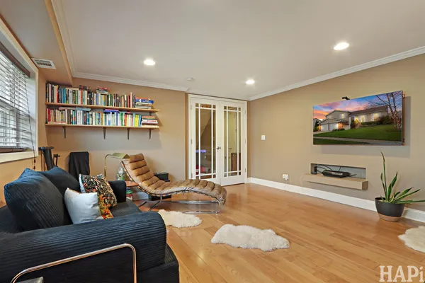 $575,000 | 725 Buffalo Circle, Carol Stream, IL 60188
