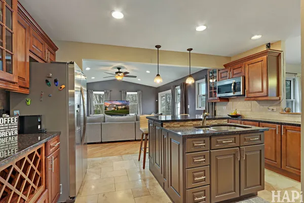 $575,000 | 725 Buffalo Circle, Carol Stream, IL 60188