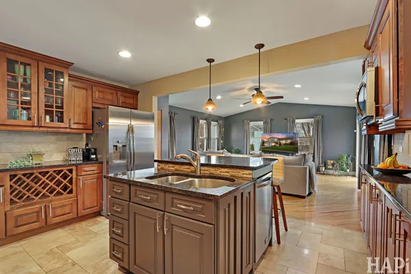 $575,000 | 725 Buffalo Circle, Carol Stream, IL 60188