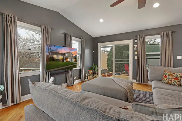 $575,000 | 725 Buffalo Circle, Carol Stream, IL 60188
