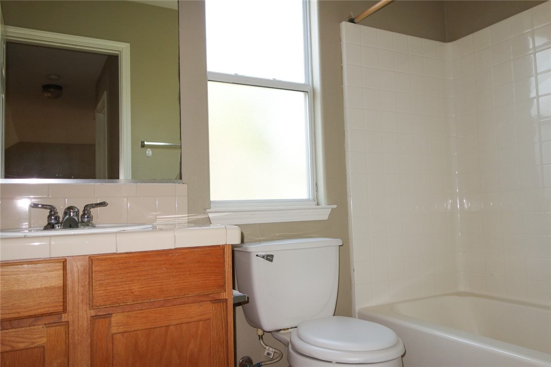 6308 Perlita Drive Austin, TX 78724 - Photo 25 of 31 Secondary bathroom upstairs.