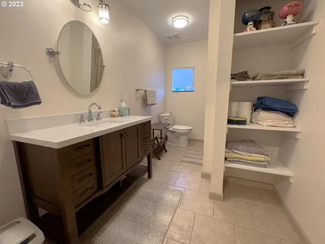a en suite bathroom with a double vanity sink and a mirror