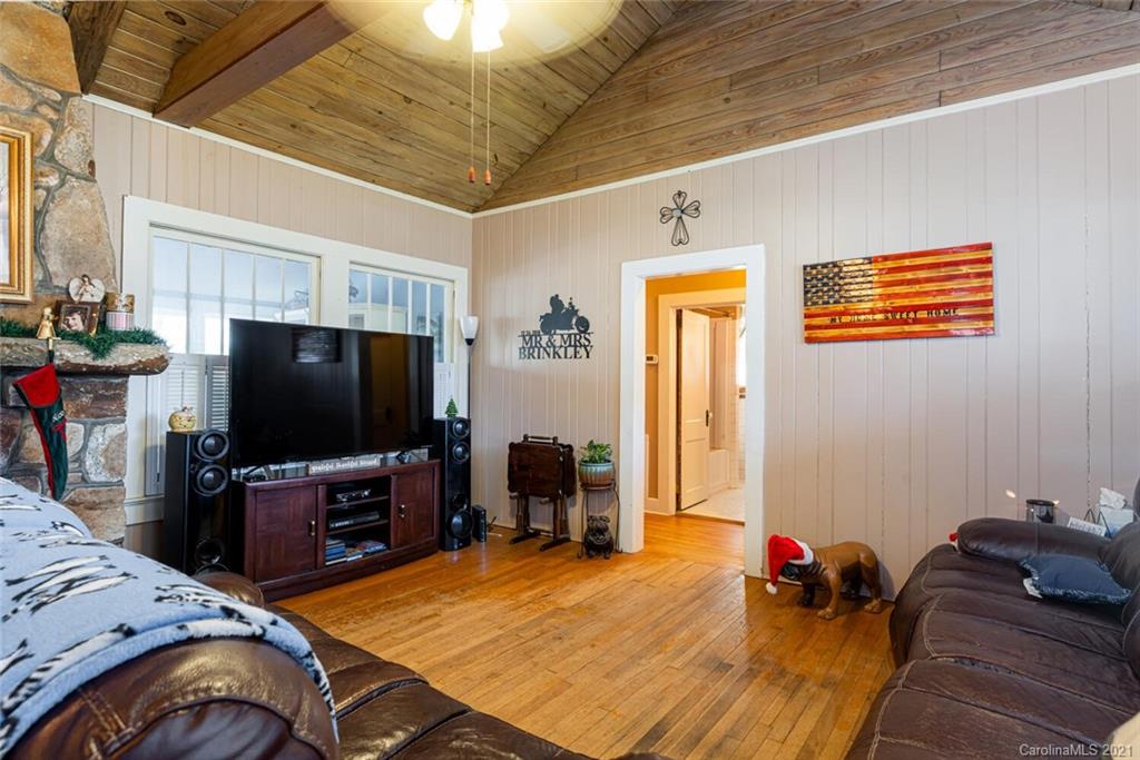 421 Higate Road Hendersonville, NC 28791 - Photo 9 of 33 Gallery Image 9