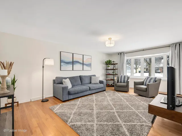 $549,900 | 850 Saylor Avenue, Elmhurst, IL 60126