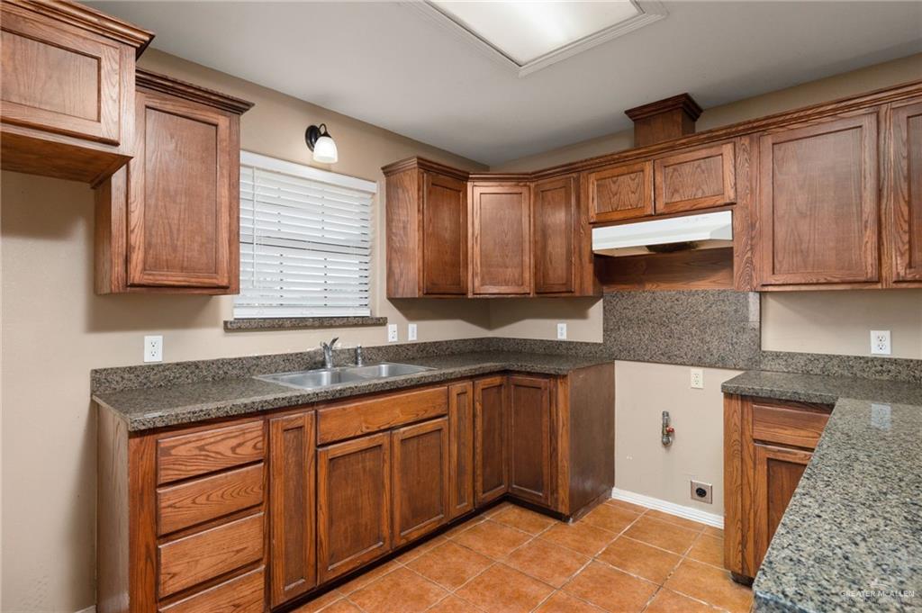 425 South 7th Street Donna, TX 78537 - Photo 8 of 24