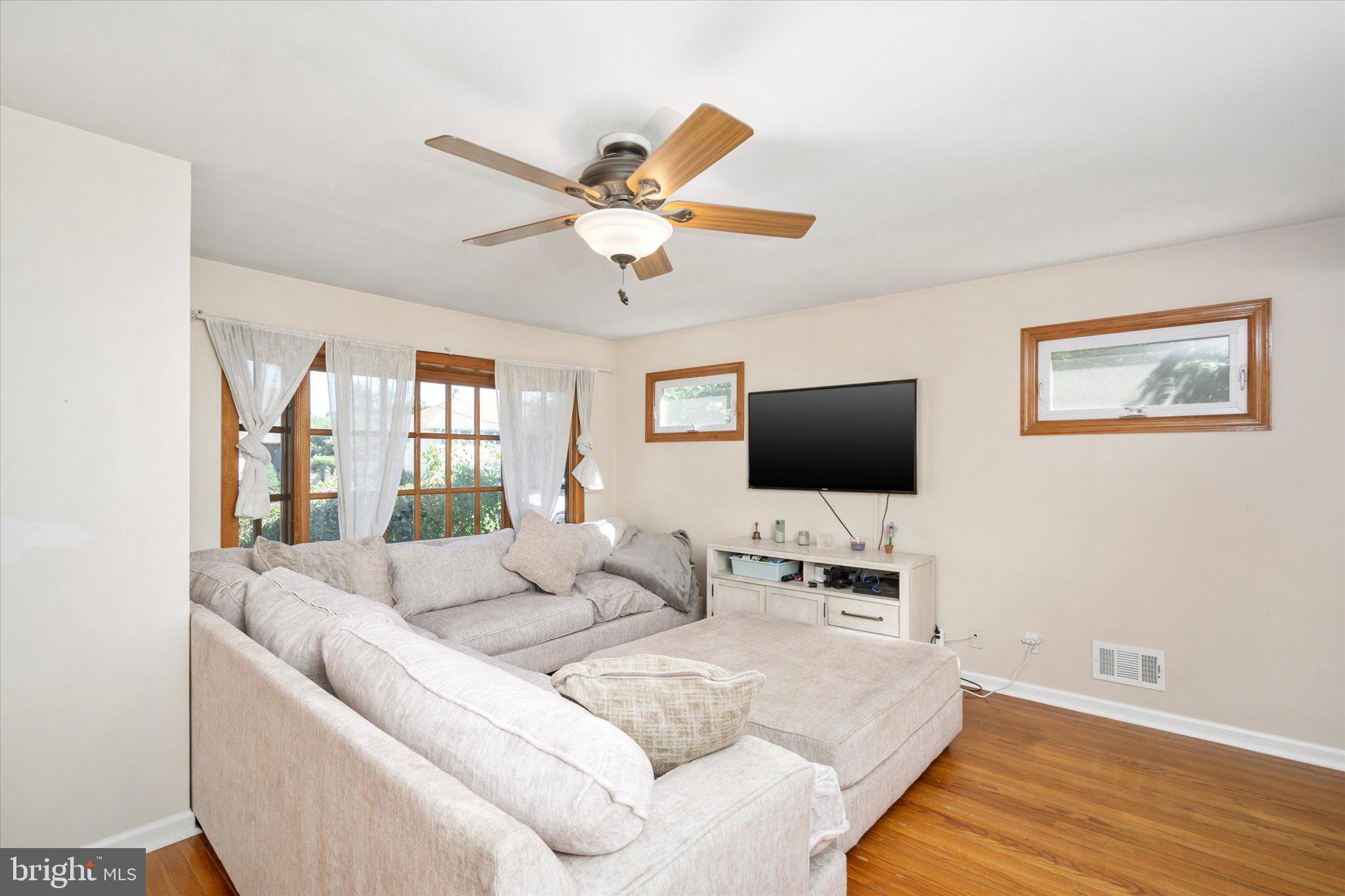 17 Beaumont Road Hamilton, NJ 08620 - Photo 4 of 26