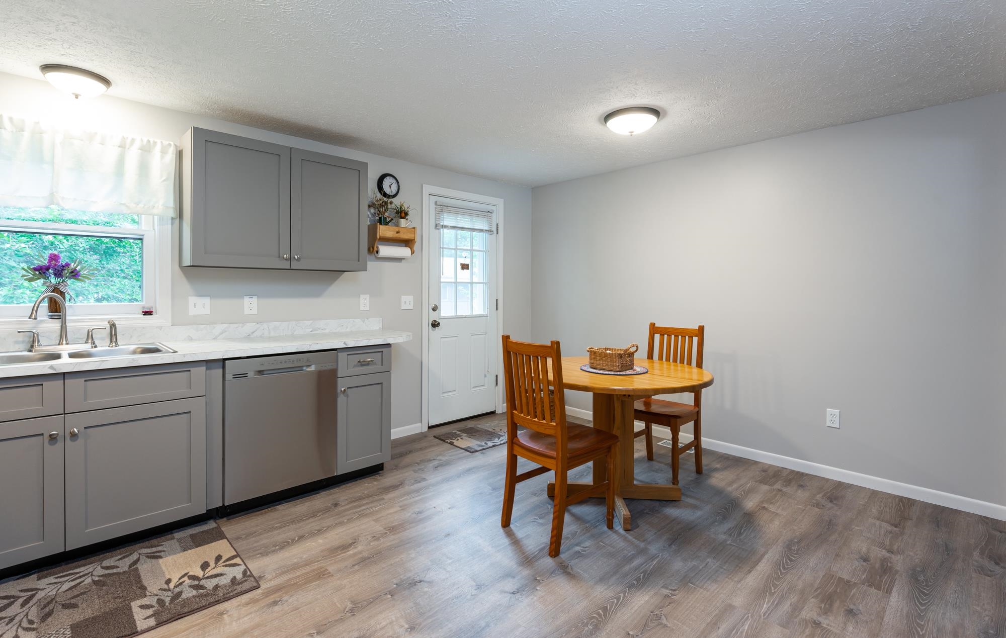 9 Syracuse Road Nashua, NH 03064 - Photo 4 of 33