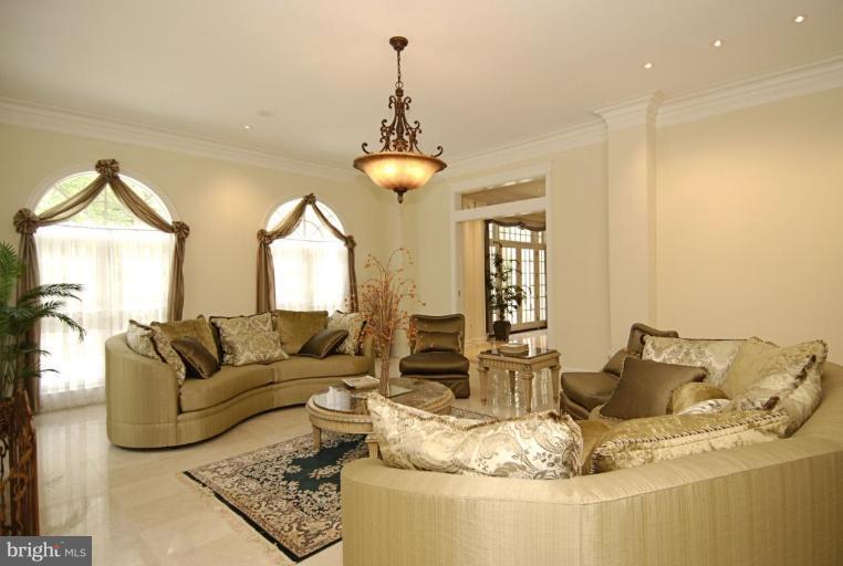 2027 Hunter Mill Road Vienna, VA 22181 - Photo 14 of 30 Living Room