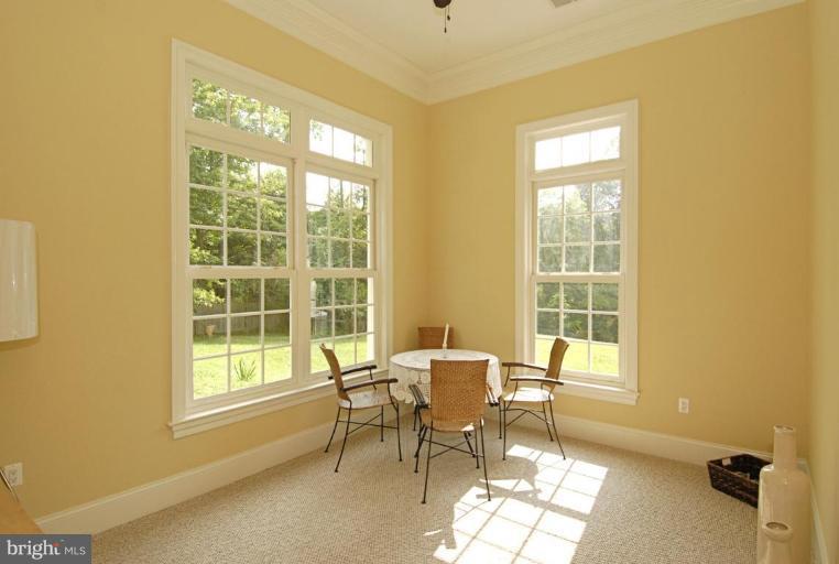 2027 Hunter Mill Road Vienna, VA 22181 - Photo 19 of 30 Apartment Living Room