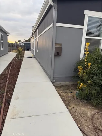 a view of a back yard