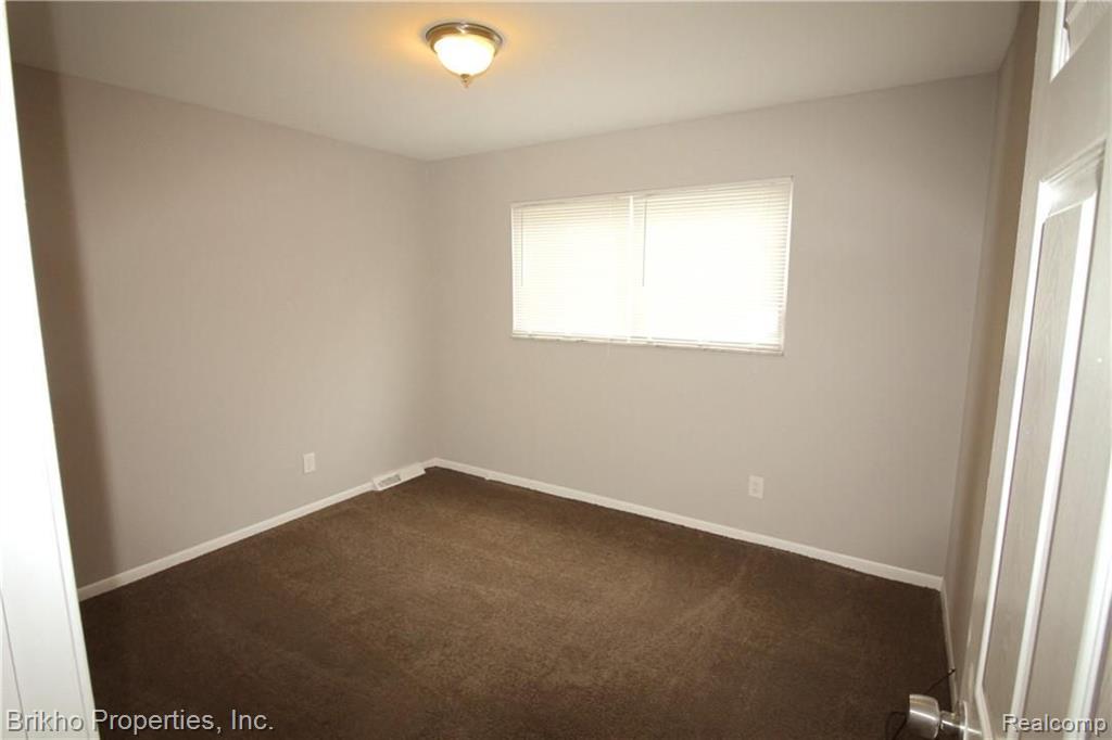 8407 Harding Center Line, MI 48015 - Photo 9 of 13