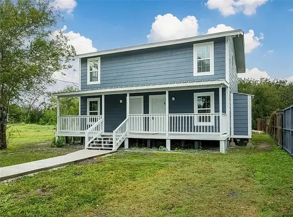 $950 | 1105 Esperanza Street, Unit B, Sinton, TX 78387