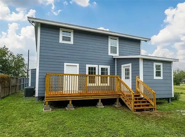 $950 | 1105 Esperanza Street, Unit B, Sinton, TX 78387