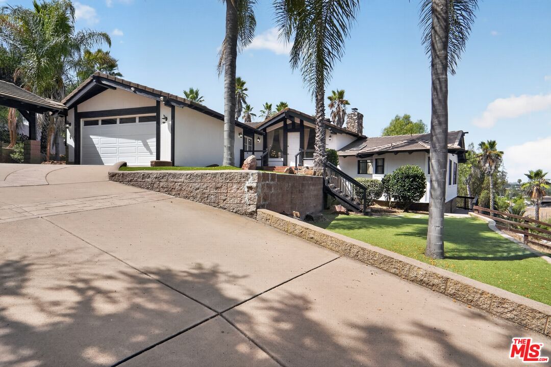 3342 White Hawk Road Escondido, CA 92027 - Photo 2 of 36 Gallery Image 2
