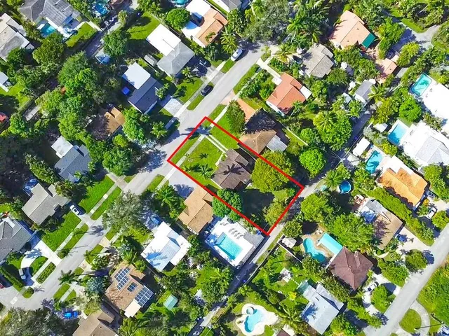 a view of a yard in front of house