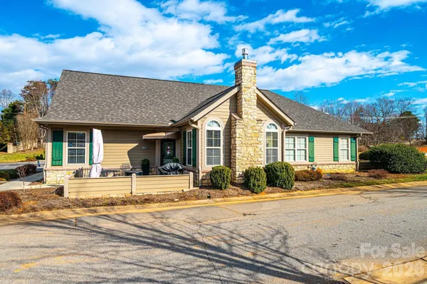 $430,000 | 823 Wynnshire Drive, Unit C, Hickory, NC 28601