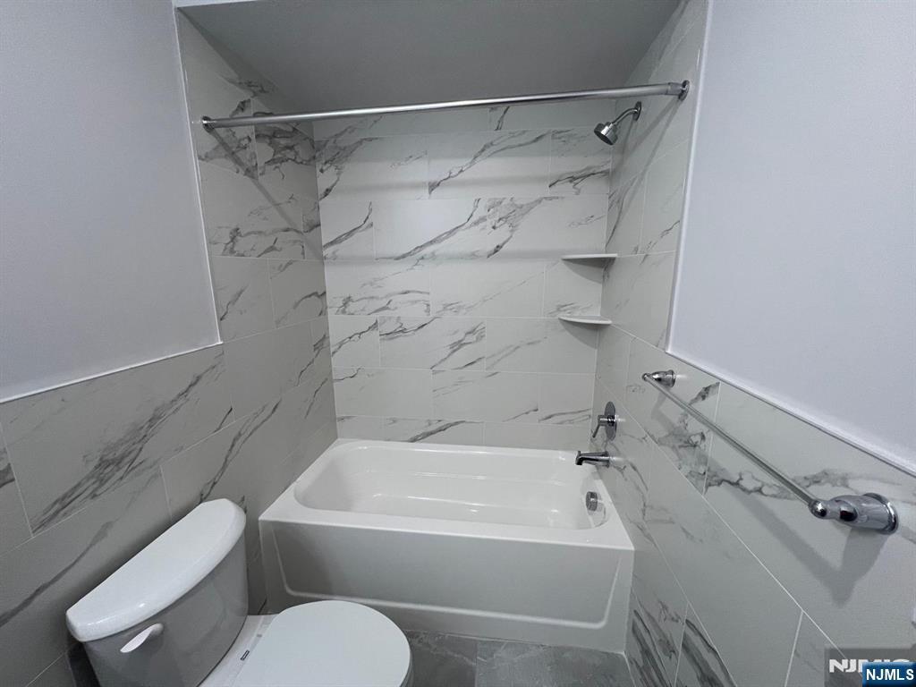 1060 Magnolia Avenue Elizabeth, NJ 07201 - Photo 19 of 22 a bathroom with a toilet and a bathtub
